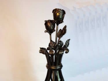 Кованая ваза с розами.