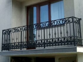 Балкон с орнаментом