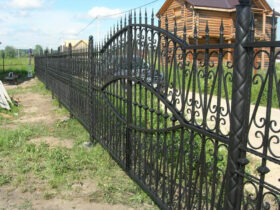 Интересный кованый забор